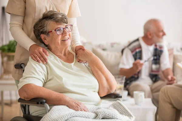Boldog Vezető Hölgy Tolószékben Idősek Otthonában Idősek — Stock Fotó