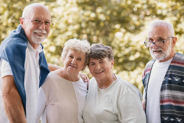 Grupo Amigos Seniores Sorrindo Divertindo Juntos Parque — Fotografia de Stock