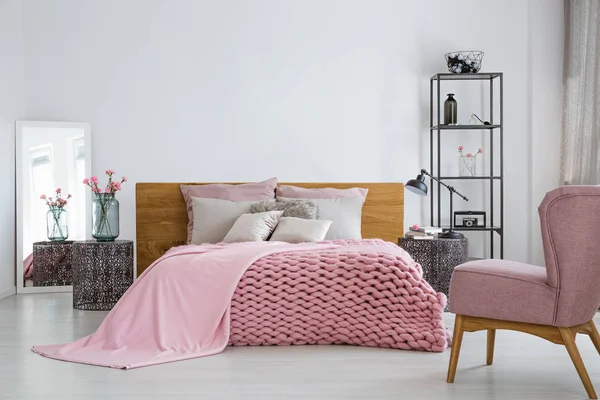 Roze Gezellige Wollen Deken Dekbed Comfortabele King Size Bed Modieuze — Stockfoto