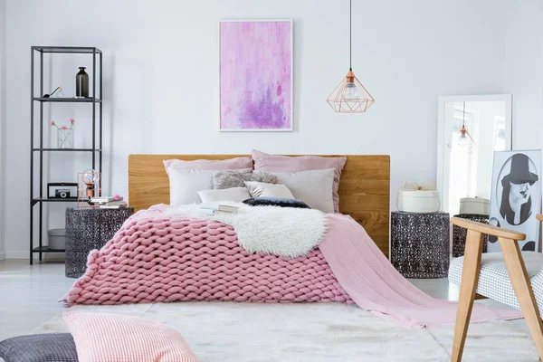 缎面米色枕头和愤怒的白色毯子在明亮的卧室内部的大舒适的床 — 图库照片