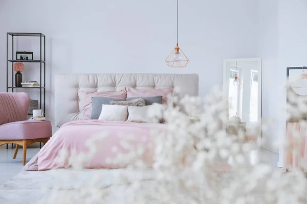 Pastel Bedding King Size Bed Elegant Bedroom Interior — Stock Photo, Image