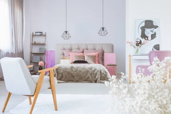 Elegante Sillón Retro Interior Del Dormitorio Luminoso Con Cartel Blanco —  Fotos de Stock