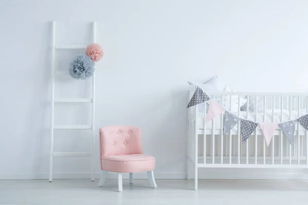 Quarto Criança Elegante Com Escada Madeira Branca Com Pompons Rosa — Fotografia de Stock