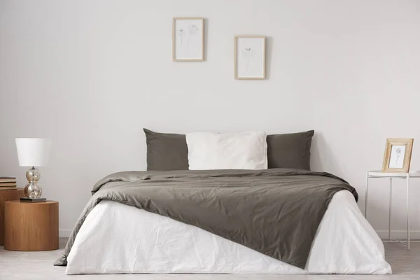 Carteles Sobre Cama Con Almohadas Marrones Interior Del Dormitorio Blanco —  Fotos de Stock