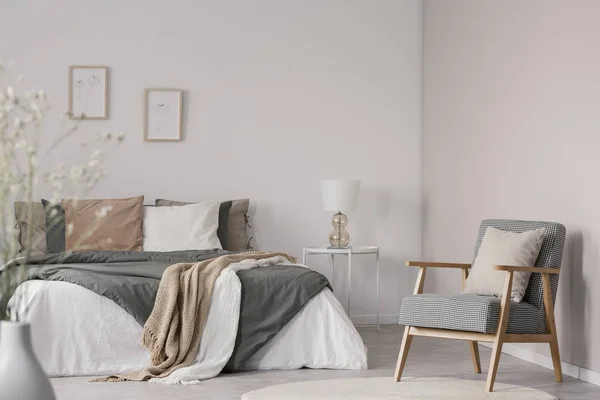 Houten Fauteuil Naast Bed Met Deken Kussens Wit Slaapkamer Interieur — Stockfoto