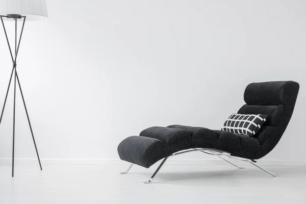 时尚的黑色长椅 明亮的客厅里的现代灯具旁边有格子枕头 — 图库照片