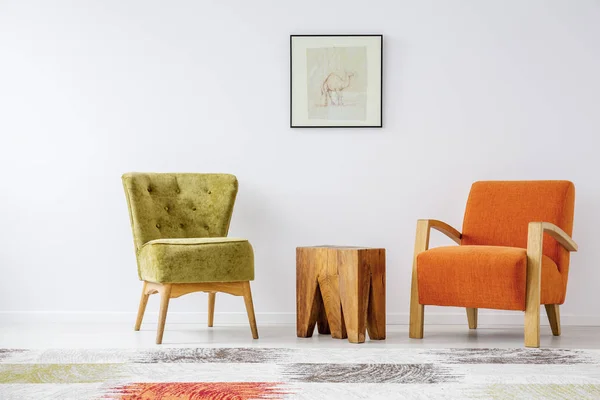 Stijlvolle Fauteuil Olijf Groen Naast Houten Salontafel Oranje Vintage Fauteuil — Stockfoto