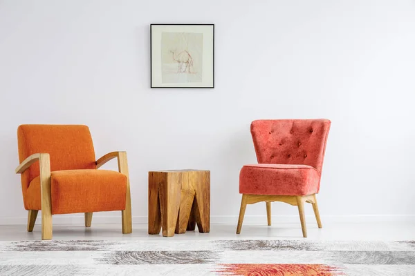 海报在白色墙壁与复制空间在时尚的客厅内部与复古扶手椅和木制咖啡桌 — 图库照片
