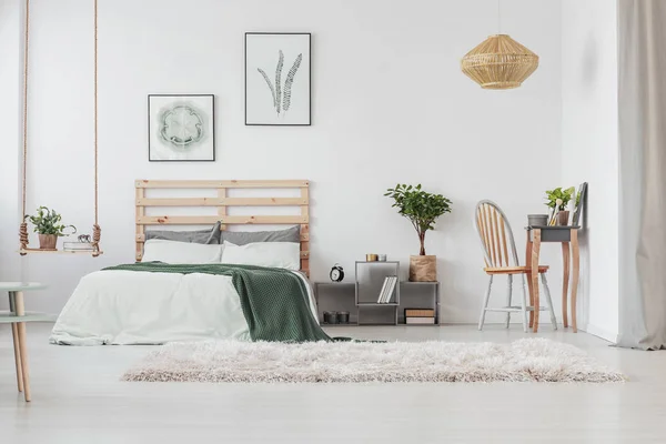 Scandinavische Slaapkamer Interieur Met Elegante Dressoir Warme Tapijt Minimale Posters — Stockfoto