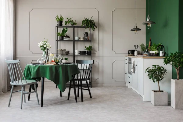Zwei Stühle Runden Tisch Zum Frühstück Der Modernen Offenen Küche — Stockfoto