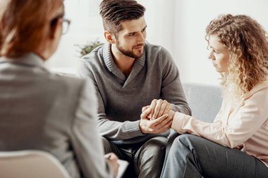 Üzgün karısı evlilik terapisi sırasında Danışmanı ile özür dilemeyi yakışıklı bir koca