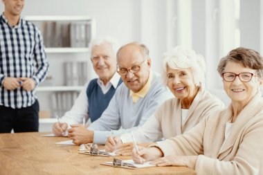 Üst düzey kişiler ve üçüncü yaş Üniversitesi'nde öğretmen