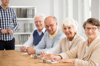Mutlu bir grup öğretmen sınav üçüncü yaş Üniversitesi'nde önce ile yaşlı insan