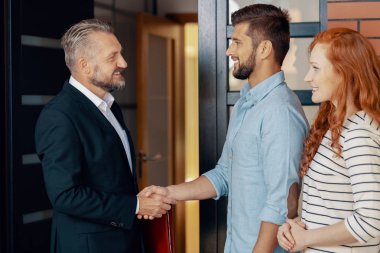 Ev karısı için satın alma işlem sonra mutlu adamın elini sallayarak işadamı