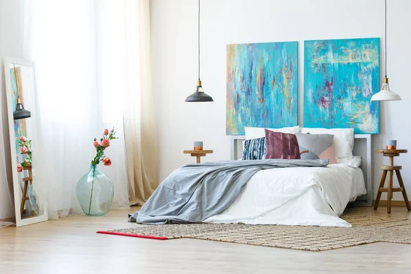 Due Pittura Astratta Blu Come Testiera Comodo Letto King Size — Foto Stock