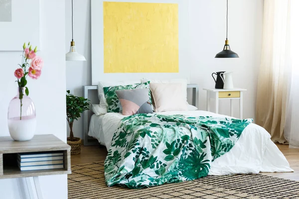 Abstracte Gouden Schilderkunst Witte Muur Van Trendy Slaapkamer Interieur Met — Stockfoto