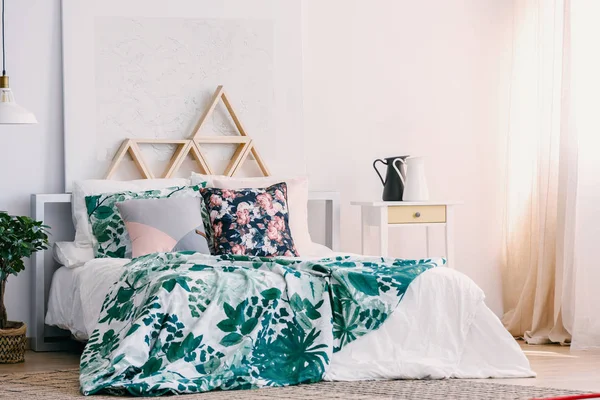 Floral Bladen Comfortabele Kingsize Bed Lichte Slaapkamer Met Zilveren Schilderen — Stockfoto