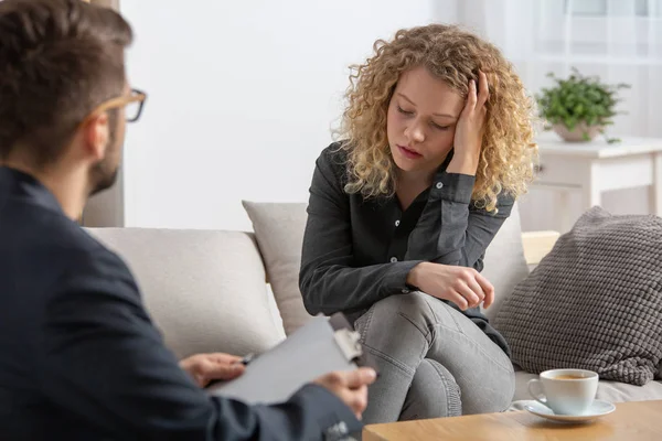 Pretty Blonde Worried Teenage Girl Sitting Couch Psychotherapist Office — Stock Photo, Image