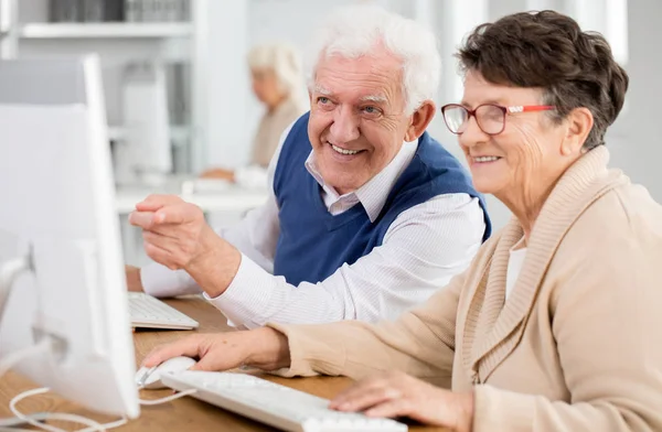 Senior Man Aan Wijzen Het Probleem Uit Leggen Aan Zijn — Stockfoto