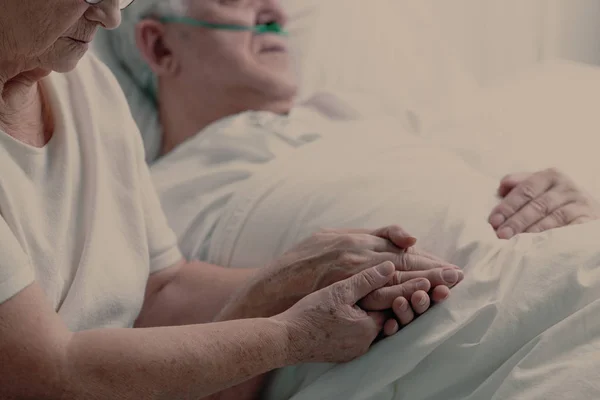 Старший Чоловік Раком Легень Лежить Лікарняному Ліжку Підтримує Його Літню — стокове фото