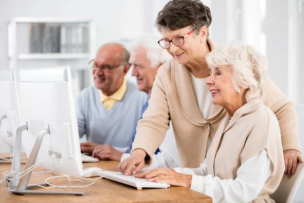 Sourire Dame Âgée Aider Son Ami Pendant Les Cours Informatique — Photo