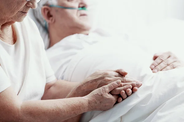 Homme Âgé Avec Cancer Poumon Couché Dans Lit Soins Palliatifs — Photo