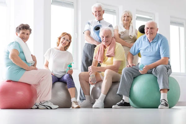 Glückliche Senioren Sitzen Nach Dem Sportunterricht Studio Auf Bällen — Stockfoto