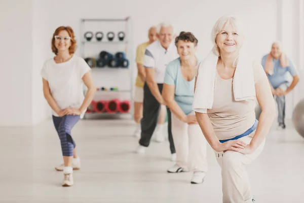 Donna Anziana Sorridente Con Asciugamano Che Esercita Durante Lezioni Yoga — Foto Stock