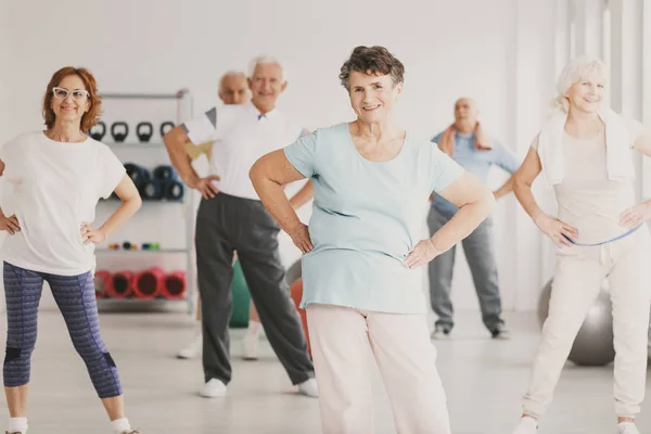 Bejaarde Vrouw Met Heupen Tijdens Gymnastiek Lessen Voor Senior Mensen — Stockfoto