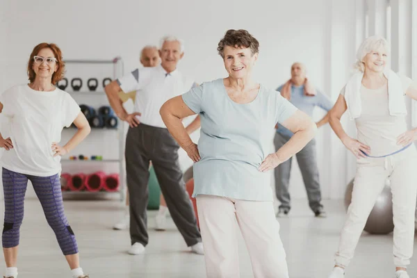 Glad Senior Kvinna Som Håller Höfterna Gymnastik Klasser För Äldre — Stockfoto