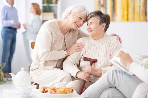 Zwei Lächelnde Senioren Beste Freunde Verbringen Zeit Zusammen Bei Schultreffen — Stockfoto