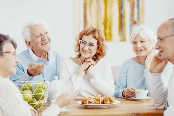 Grupp Happy Senior Vänner Skrattar Tillsammans Kaffe Möte Sjukhem — Stockfoto