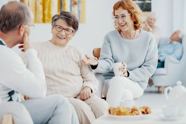 Yaşlı Grup Insan Konuşmak Birlikte Toplantı Sırasında Gülüyor Senyor Kulübünde — Stok fotoğraf