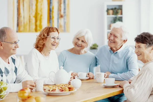 一群快乐的老人在养老院的咖啡会上一起笑 — 图库照片
