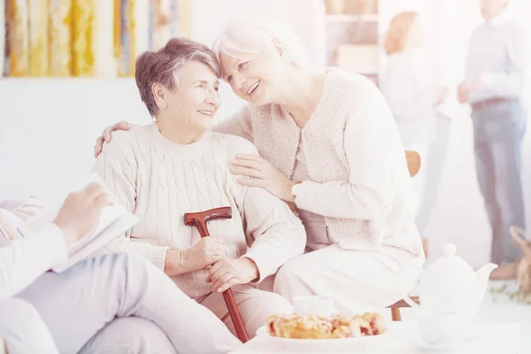 Zwei Lächelnde Senioren Beste Freunde Verbringen Zeit Miteinander Pflegeheim — Stockfoto