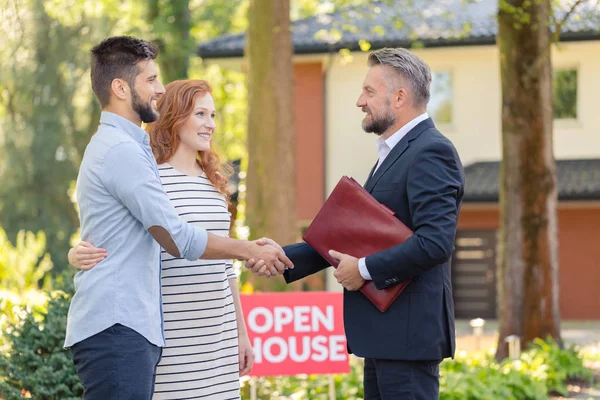 Agente Imobiliário Parabenizando Sorridente Homem Mulher Comprando Casa — Fotografia de Stock