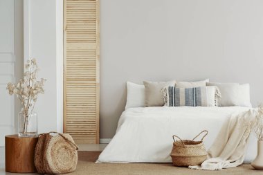 Doğal parlak yatak odası doğal desenli beyaz boş duvar üzerinde kopya alanı