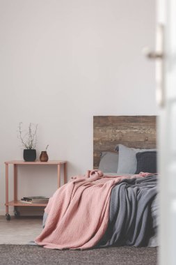 Kopya alanı boş beyaz duvar ile gri ve pembe yatak odası tasarımı