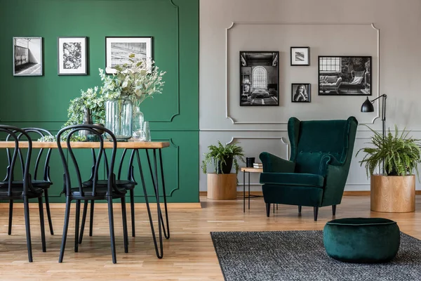 Elegante Comedor Verde Botella Con Mesa Madera Con Sillas Negras — Foto de Stock