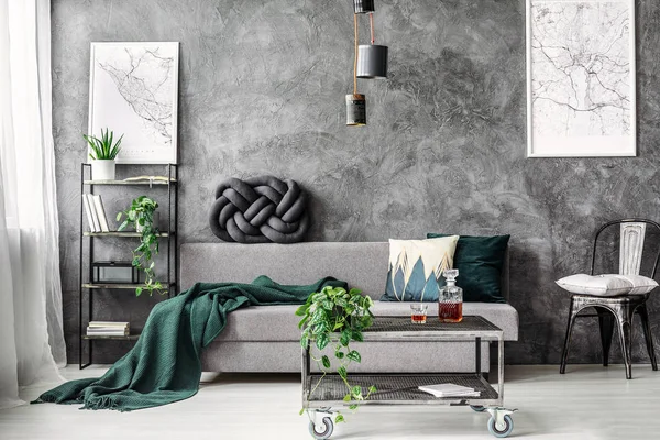 Manta Verde Oscuro Sobre Cómodo Sofá Gris Elegante Salón Industrial — Foto de Stock