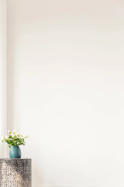 エレガントなリビング ルーム コーナーで花と花瓶とコーヒー テーブルの空の白い壁のスペースをコピーします — ストック写真