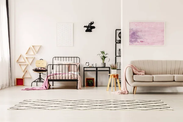 Abstracto Pastel Pintura Rosa Sobre Sofá Elegante Beige Dormitorio Del — Foto de Stock