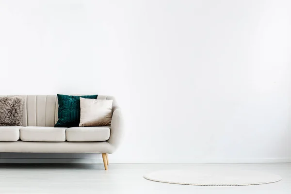 Empty White Wall Copy Space Beige Couch Pillows — Stock Photo, Image