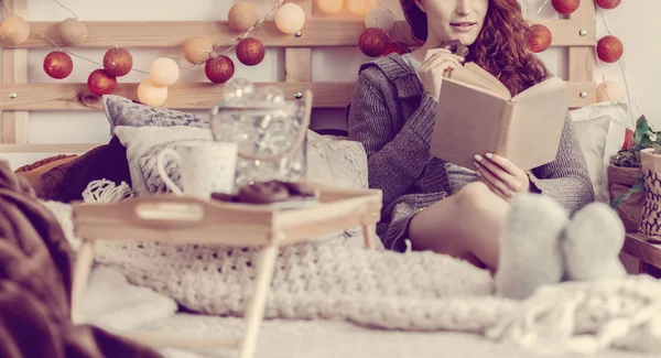 Mulher Lendo Livro Cama Com Bolas Algodão Cabeceira Madeira Interior — Fotografia de Stock