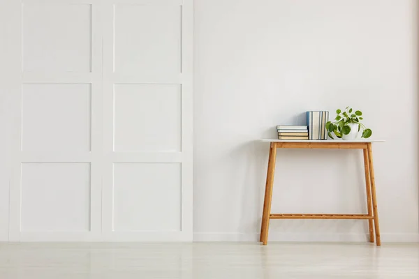 Mesa Consola Madera Con Libros Planta Maceta Pared Blanca Vacía — Foto de Stock