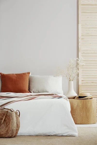 자연적인 악센트와 사이즈 침대의 — 스톡 사진
