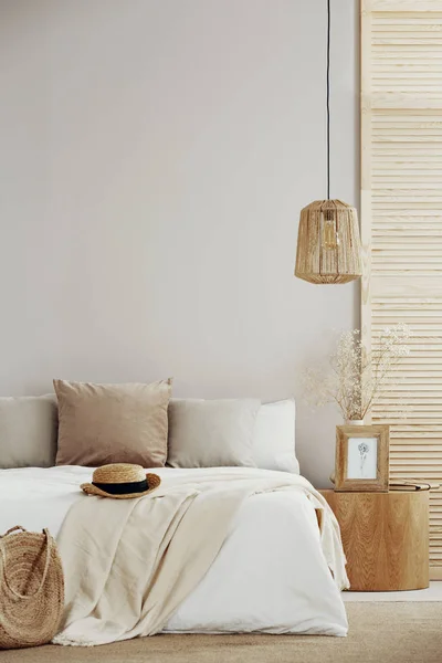 在明亮时尚的卧室的白色空墙上复制空间 配有木制床头柜 特大号床和藤制吊灯 — 图库照片