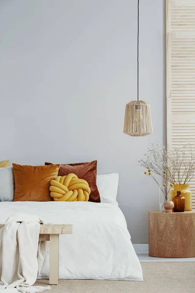 Almohada Nudo Amarillo Sobre Cama Blanca Dormitorio Luminoso Con Espacio — Foto de Stock