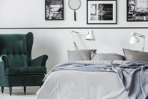 エメラルドのアームチェアと灰色の寝具を備えたキングサイズ ベッド写真コレクターの寝室 — ストック写真