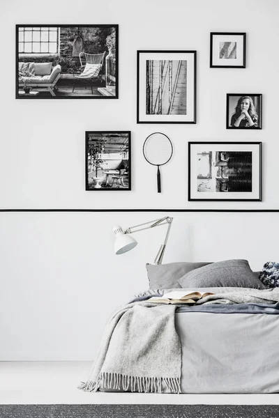 带特大号床 灰色床上用品和白灯的照片收集卧室 — 图库照片